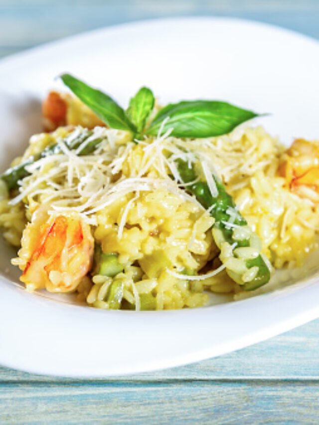 Risoto de camarão com aspargos e queijo parmesão